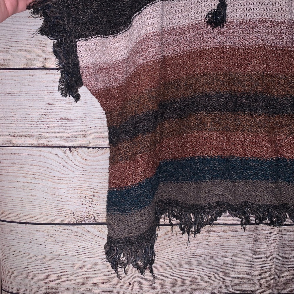 American Eagle Frayed Poncho Size L/XL - Picture 4 of 12